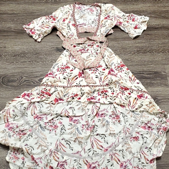 Ruffle Hem V-Neck Floral Dress 😍 - Picture 3 of 7